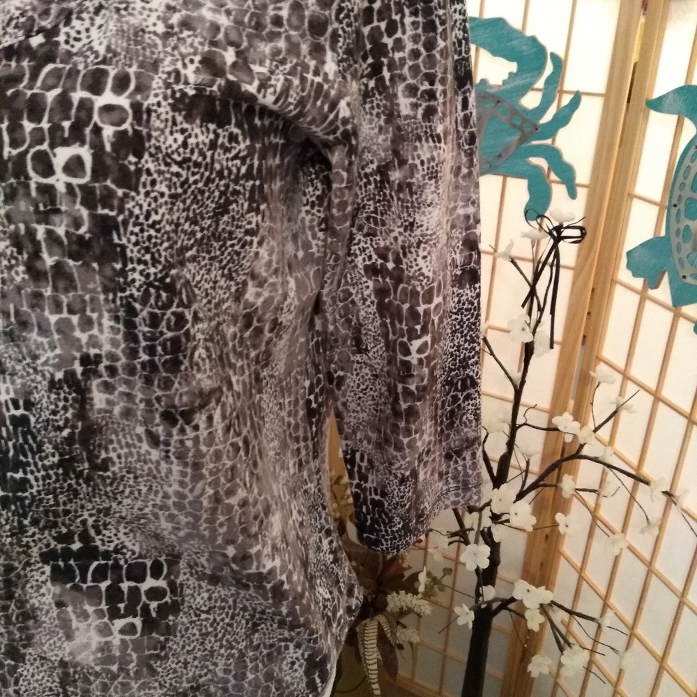 GONE 🌺 Ruby Rd. Top - Picture 4 of 5